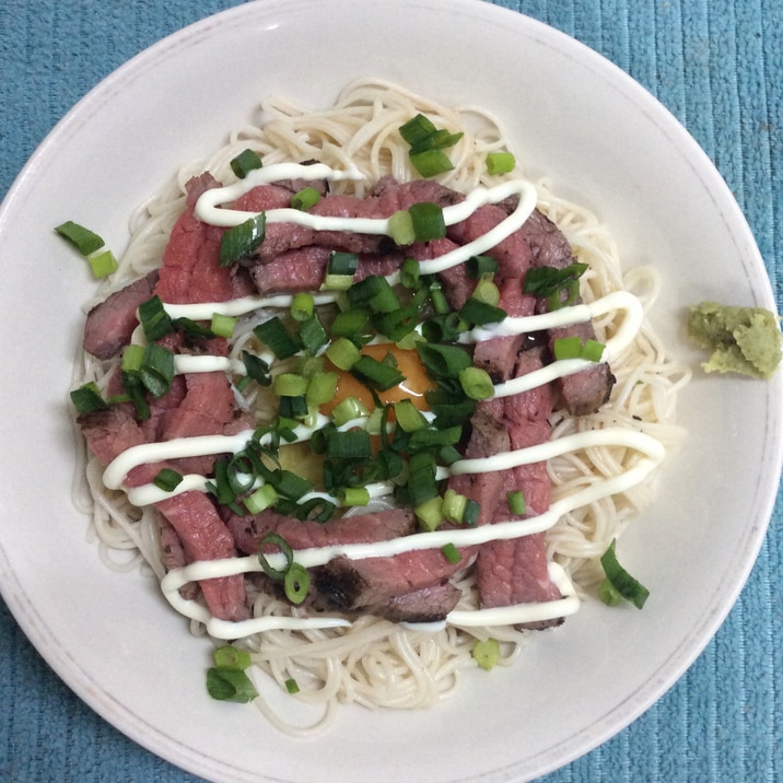 ローストビーフ乗せ♪贅沢釜玉そうめん